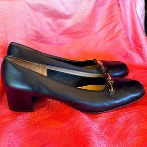 Classic Salvatore Ferragamo black shoe with gold accent
